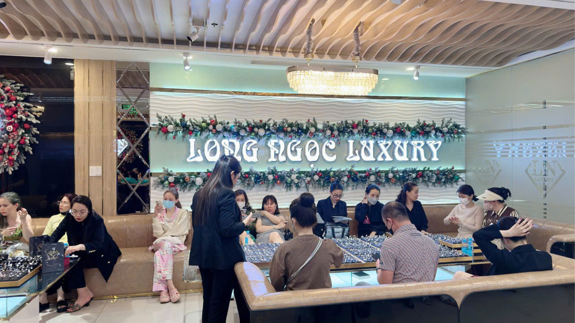 banner tiem long ngoc luxury khach mua kim cuong