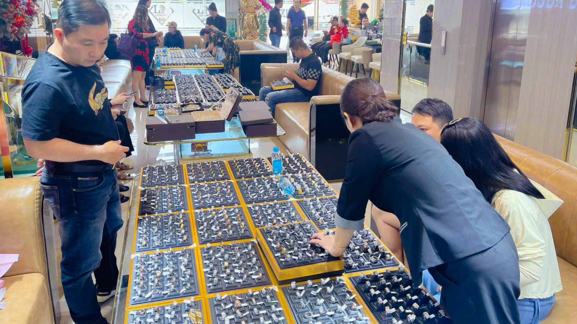 banner tiem long ngoc luxury show san pham khi khach mua kim cuong