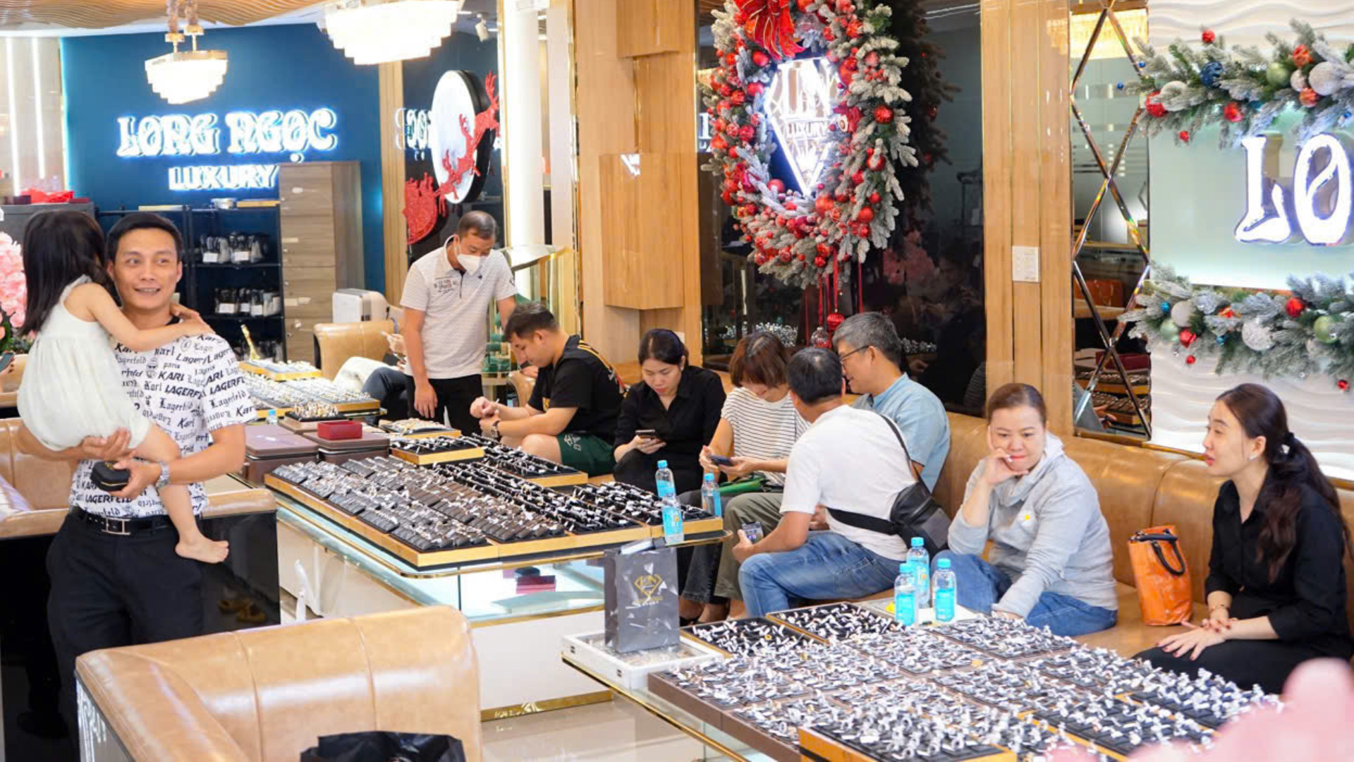 banner tiem long ngoc luxury tu van khach mua kim cuong