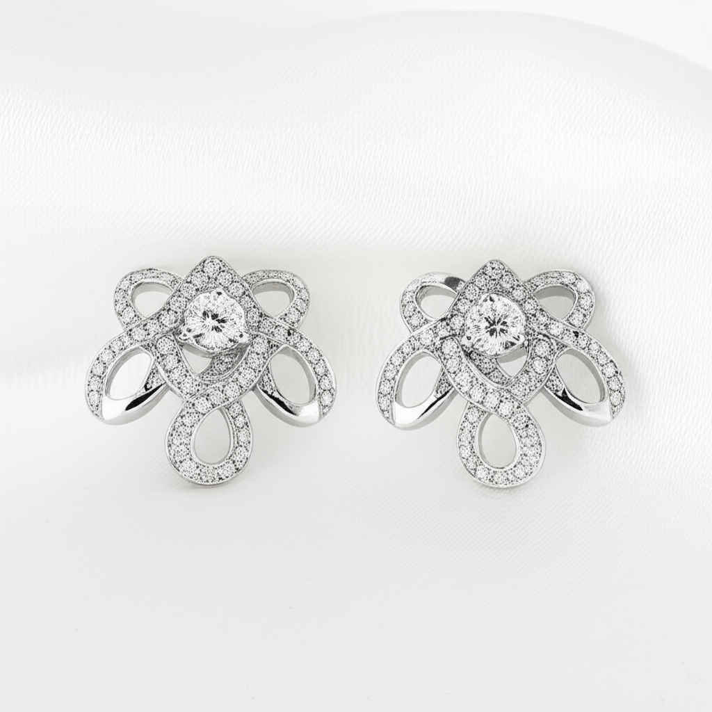 Hình ảnh cận cảnh đôi bông tai kim cương làm từ vàng trắng, thiết kế tinh xảo trên nền lụa trắng.