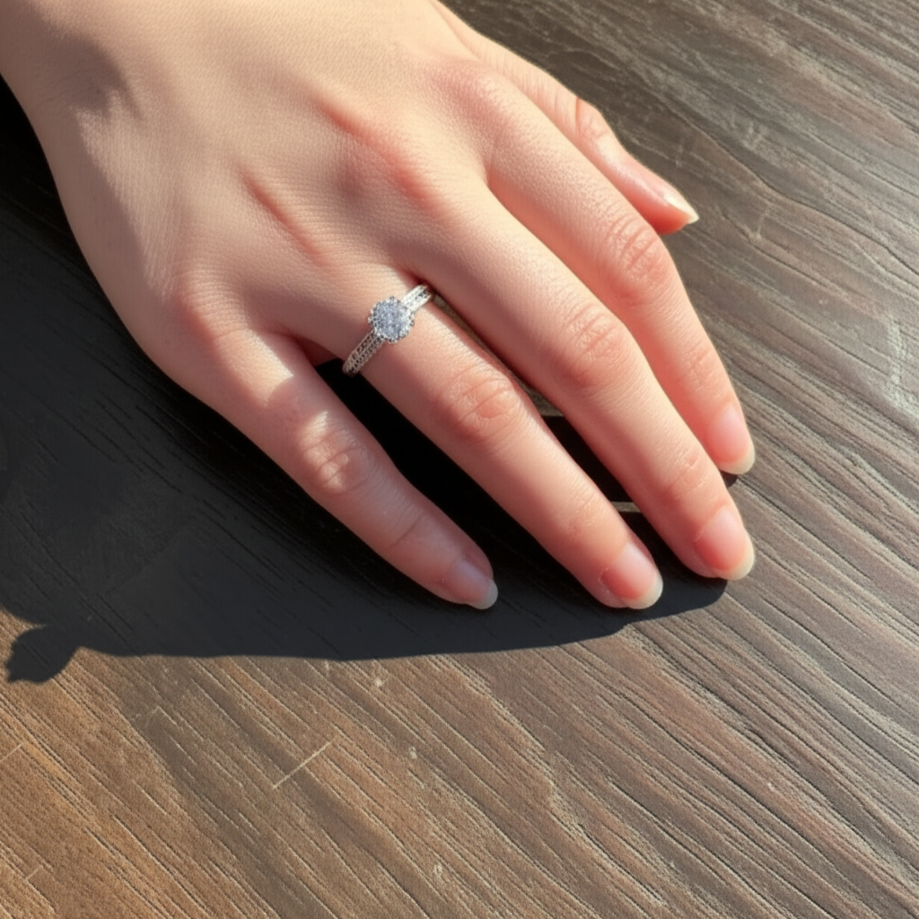 Các kiểu cắt kim cương nam được ưa chuộng với giác cắt kim cương nam 9 Hình ảnh cận cảnh một chiếc nhẫn kim cương trên tay.