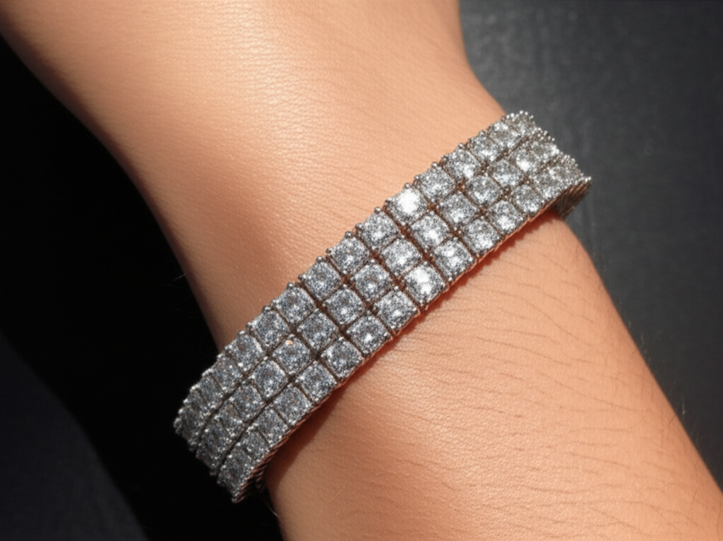 Các kiểu cắt kim cương nam được ưa chuộng với giác cắt kim cương nam 5 Ảnh vòng tay kim cương nam với nhiều viên kim cương cắt Cushion nhỏ, thiết kế mạnh mẽ.