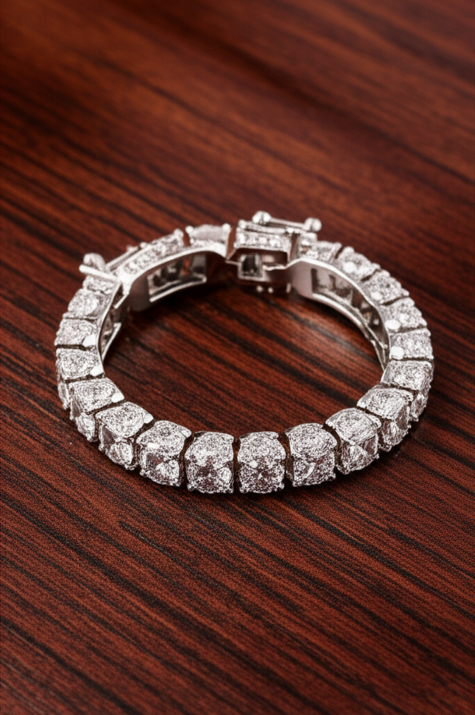 Ảnh cận cảnh vòng tay kim cương nam trên bề mặt da, ánh sáng tự nhiên.