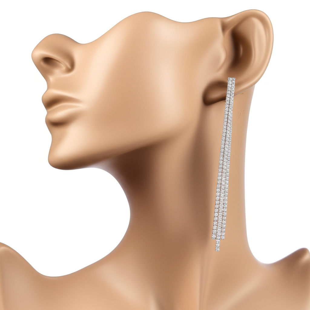 Ảnh chụp cận cảnh bông tai kim cương dáng dài trên đầu mannequin trong studio.