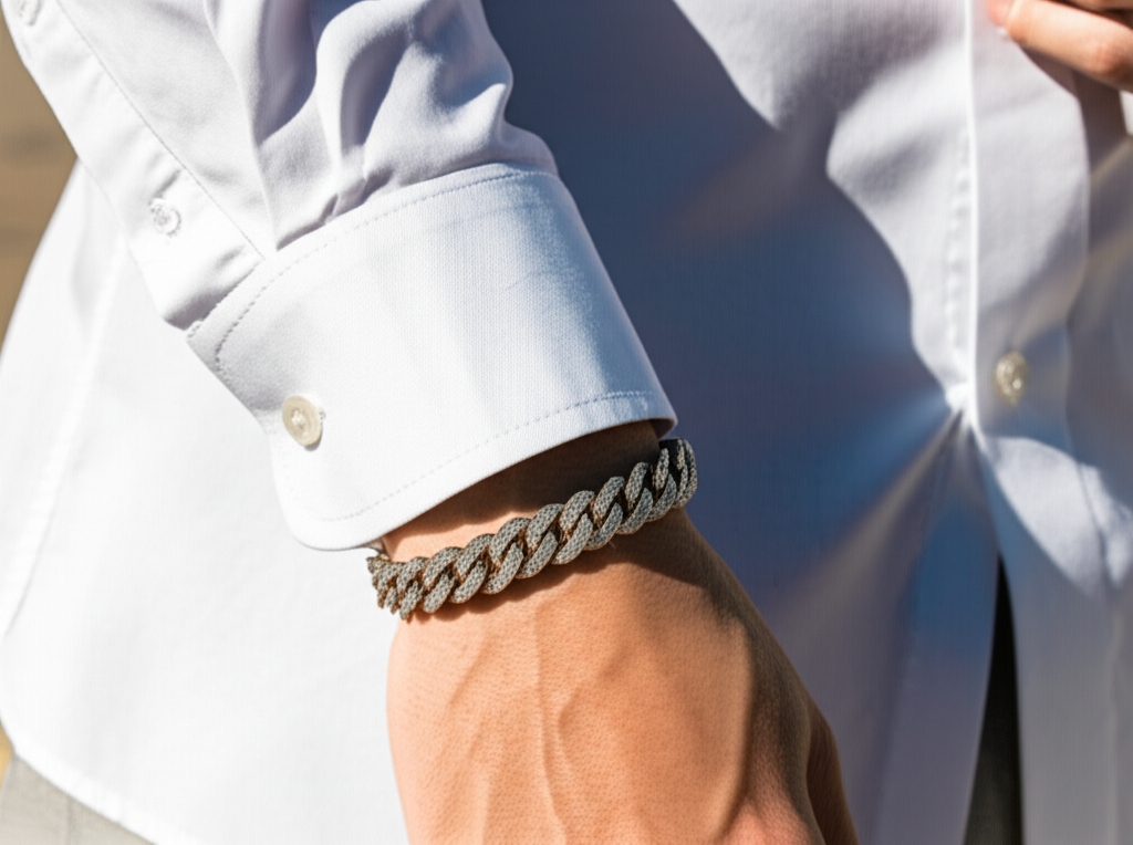 Ảnh cận cảnh vòng tay kim cương trên cổ tay áo sơ mi trắng.