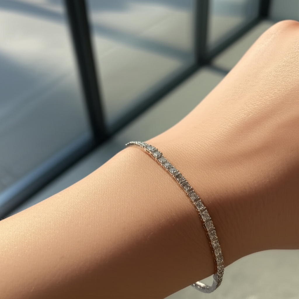 Xu hướng trang sức kim cương nam 2025 với xu hướng kim cương nam 3 Ảnh cận cảnh vòng tay kim cương nam làm từ vàng trắng và kim cương огранка vuông, thiết kế tối giản.