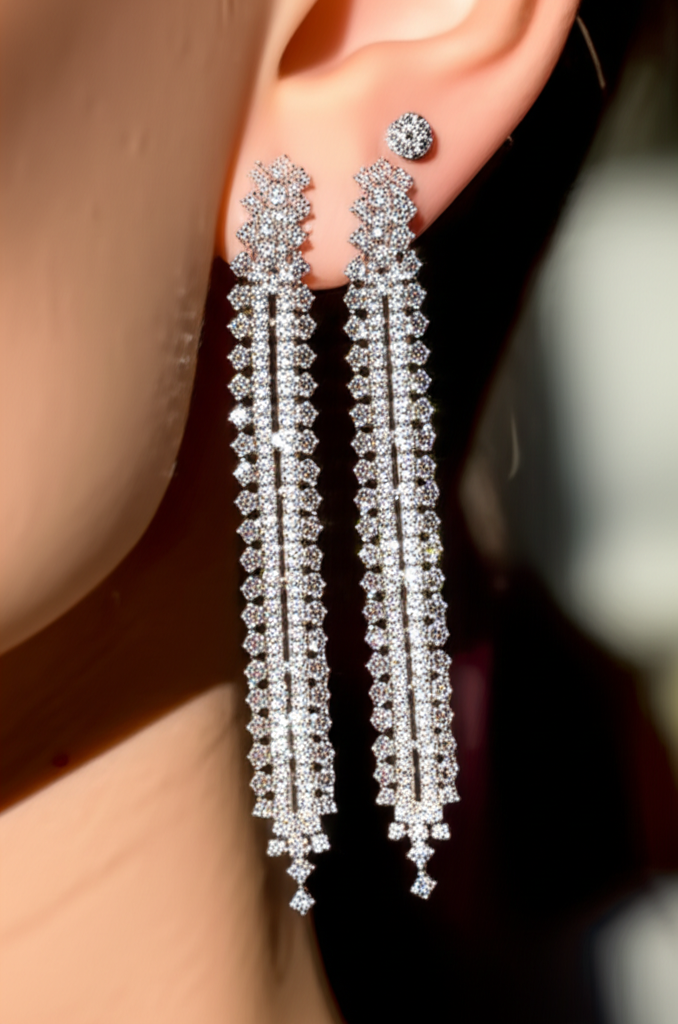 Hình ảnh cận cảnh đôi bông tai kim cương dáng dài với thiết kế độc đáo và tinh xảo được trưng bày.