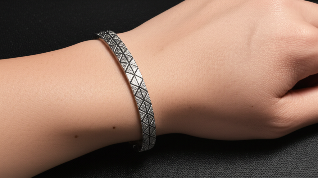 Ảnh cận cảnh vòng tay kim cương nam với thiết kế hình học hiện đại.